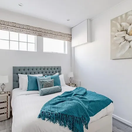 Comfortable 4 Bed Mews Town House Near Hyde Park London