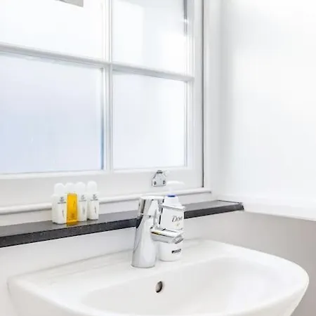 Comfortable 4 Bed Mews Town House Near Hyde Park London