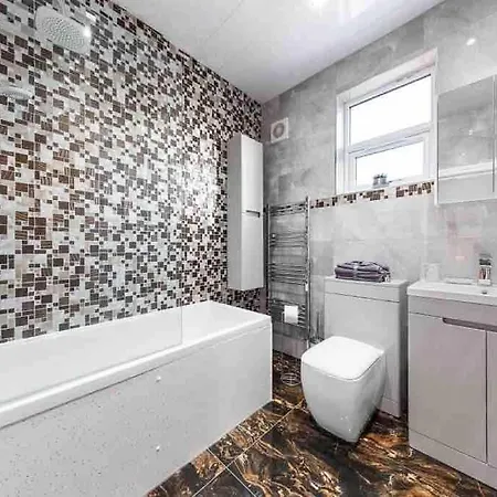 Sleeps 10, Cinema Tv , 2 Baths, 10 Mins To Stratford