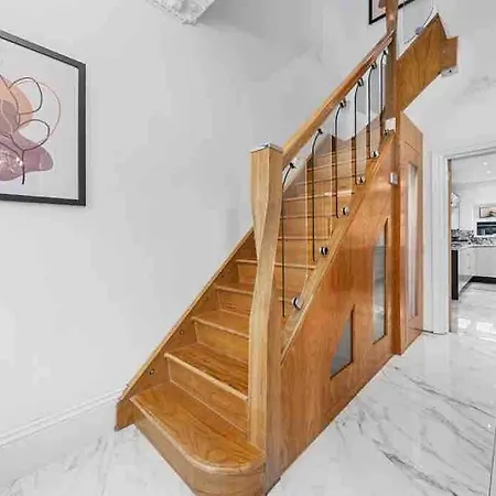 Sleeps 10, Cinema Tv , 2 Baths, 10 Mins To Stratford Dom wakacyjny *