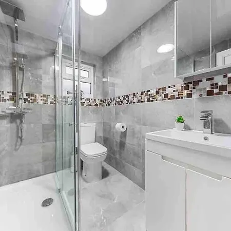 Dom wakacyjny Sleeps 10, Cinema Tv , 2 Baths, 10 Mins To Stratford