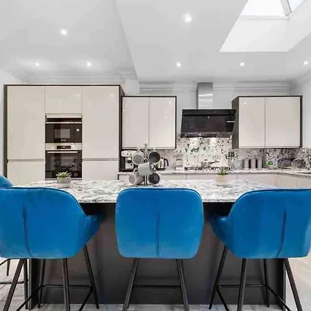 Dom wakacyjny Sleeps 10, Cinema Tv , 2 Baths, 10 Mins To Stratford *