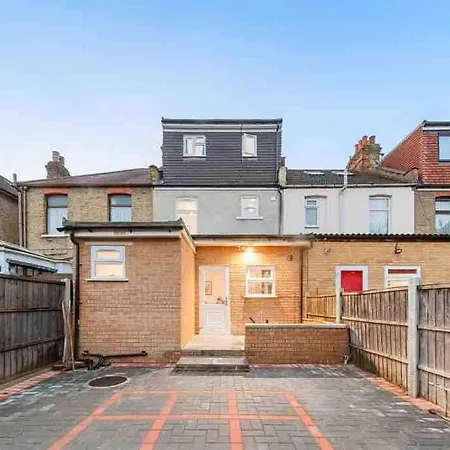 Sleeps 10, Cinema Tv , 2 Baths, 10 Mins To Stratford Dom wakacyjny *