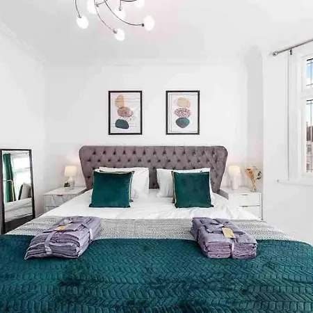 Dom wakacyjny Sleeps 10, Cinema Tv , 2 Baths, 10 Mins To Stratford Ilford