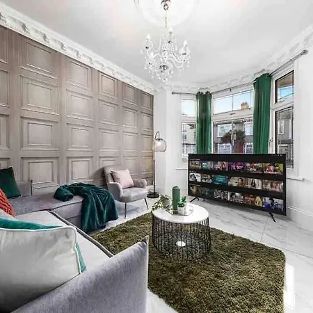 Sleeps 10, Cinema Tv , 2 Baths, 10 Mins To Stratford Dom wakacyjny