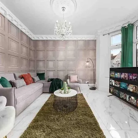 Dom wakacyjny Sleeps 10, Cinema Tv , 2 Baths, 10 Mins To Stratford *