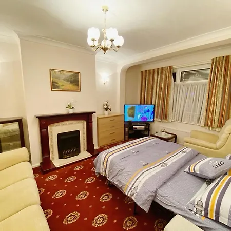Barking House Sleeps 11 - Parking - Train Tube - Airport Holiday home