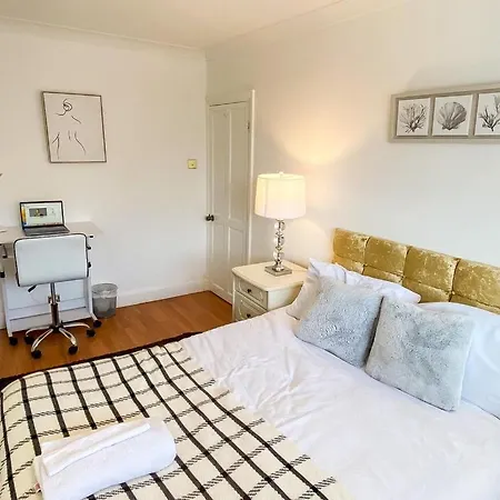 Modern Cozy Oasis: Tony's 3-bedroom Retreat Holiday home Catford