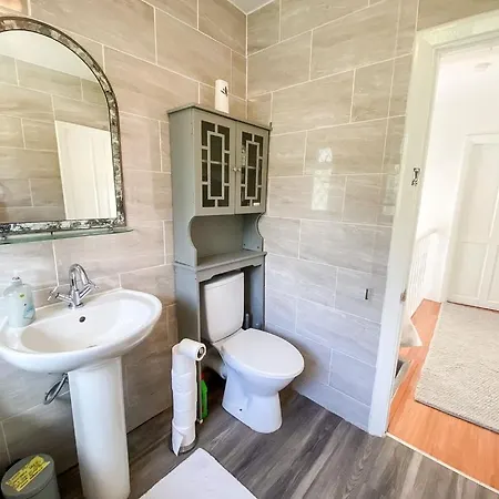 Holiday home Modern Cozy Oasis: Tony's 3-bedroom Retreat Catford