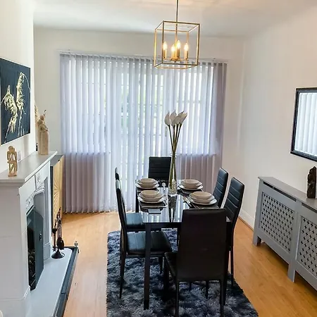 Modern Cozy Oasis: Tony's 3-bedroom Retreat Holiday home Catford