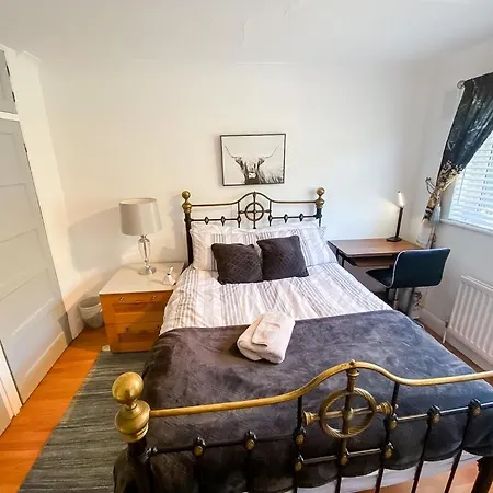 Modern Cozy Oasis: Tony's 3-bedroom Retreat Catford