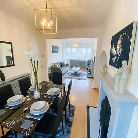 Modern Cozy Oasis: Tony's 3-bedroom Retreat Holiday home Catford