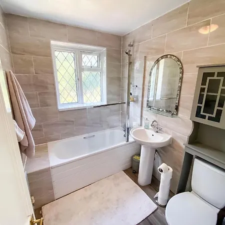 Modern Cozy Oasis: Tony's 3-bedroom Retreat * Catford