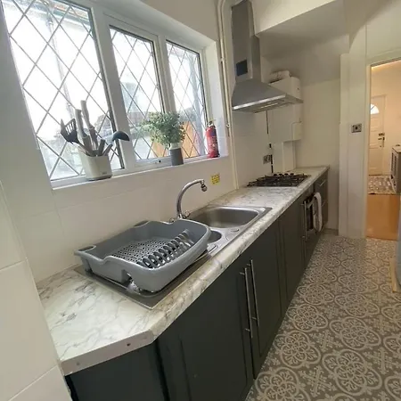 Modern Cozy Oasis: Tony's 3-bedroom Retreat Holiday home Catford