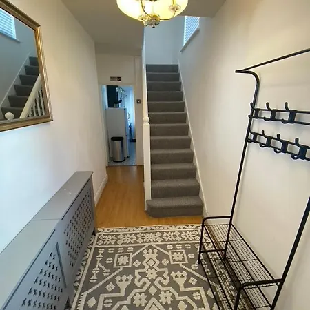 Modern Cozy Oasis: Tony's 3-bedroom Retreat Catford