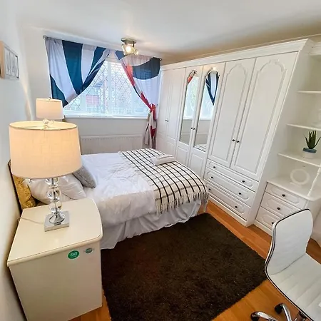 Modern Cozy Oasis: Tony's 3-bedroom Retreat Holiday home Catford