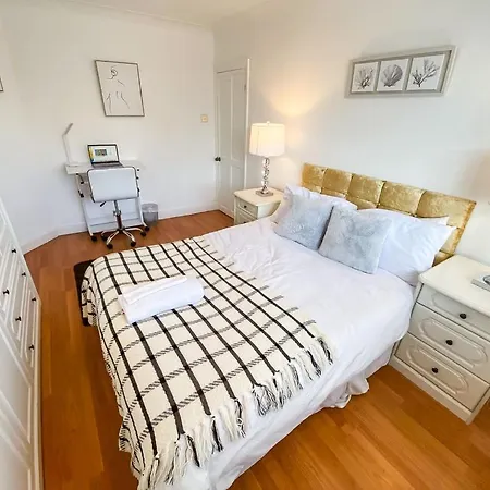 Modern Cozy Oasis: Tony's 3-bedroom Retreat Holiday home