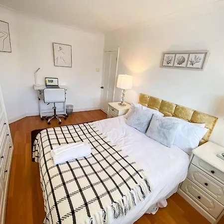 Modern Cozy Oasis: Tony's 3-bedroom Retreat Holiday home