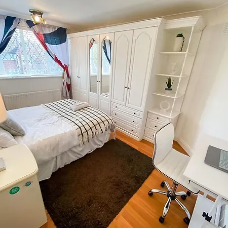 Modern Cozy Oasis: Tony's 3-bedroom Retreat Catford
