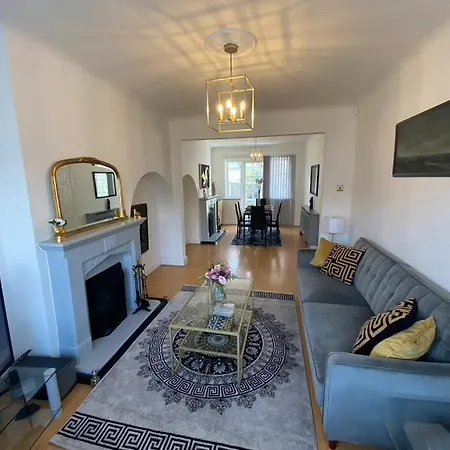 Modern Cozy Oasis: Tony's 3-bedroom Retreat Catford