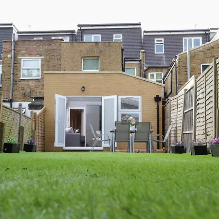 Aisiki Apartments: Pet-friendly With Air Con & Free Wifi Finchley