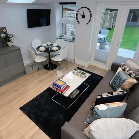 Aisiki Apartments: Pet-friendly With Air Con & Free Wifi Apartment
