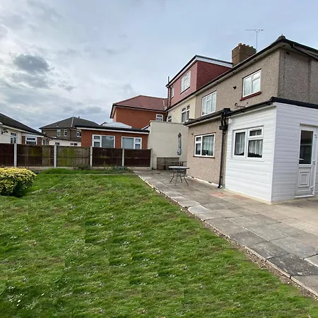 Barking House Sleeps 11 - Parking - Train Tube - Airport * London