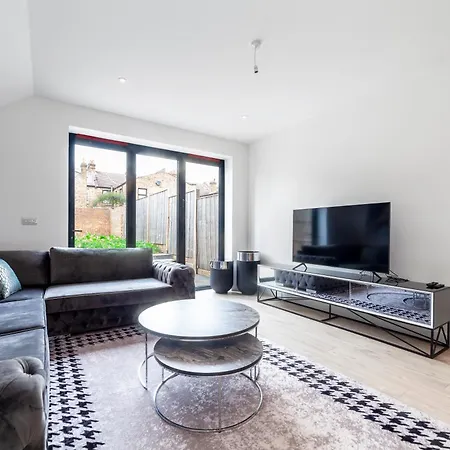 Beautiful New Semi-detached 3 Bedroom House Wgarden *