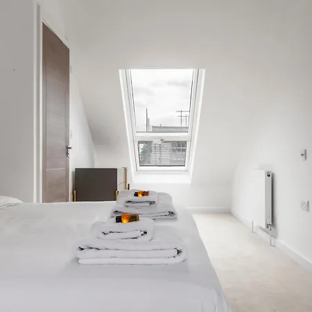 Beautiful New Semi-detached 3 Bedroom House Wgarden Casa vacanze Brentford