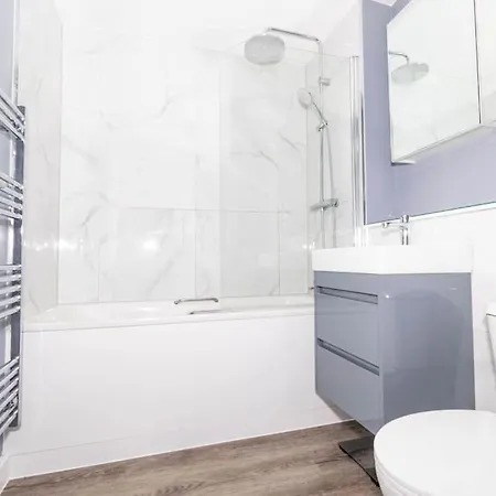 Modern, Spacious Entire 1 Bedroom Apartment. Apartment *