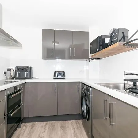 Apartment Modern, Spacious Entire 1 Bedroom Apartment.