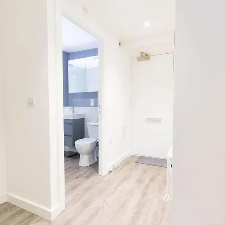 Apartment Modern, Spacious Entire 1 Bedroom Apartment. *