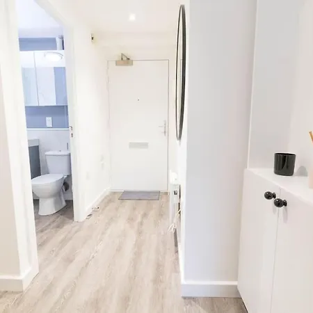 Modern, Spacious Entire 1 Bedroom Apartment. Apartment *