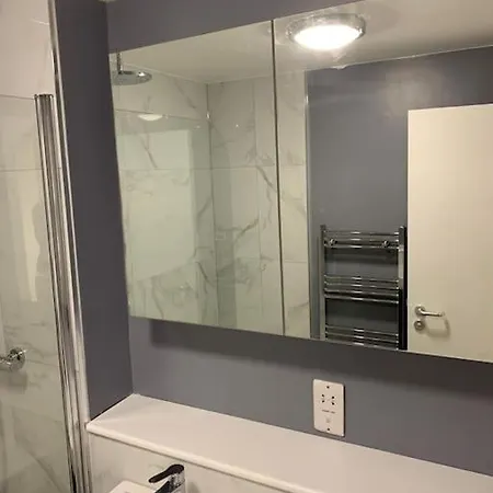 Modern, Spacious Entire 1 Bedroom Apartment. London