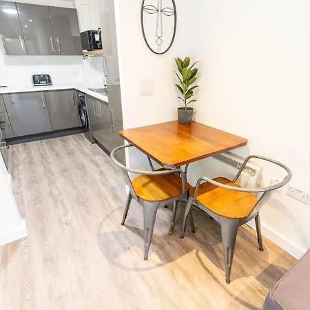 Modern, Spacious Entire 1 Bedroom Apartment. Apartment