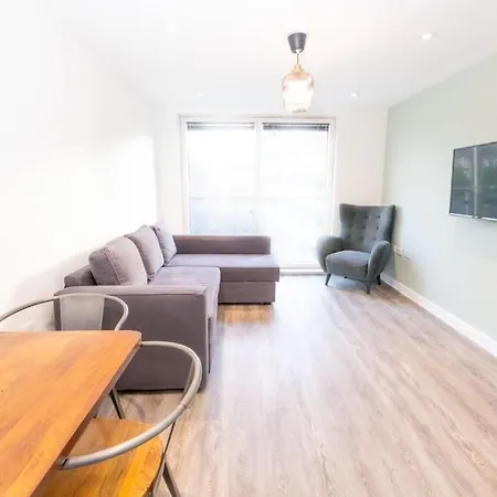 Modern, Spacious Entire 1 Bedroom Apartment. * London