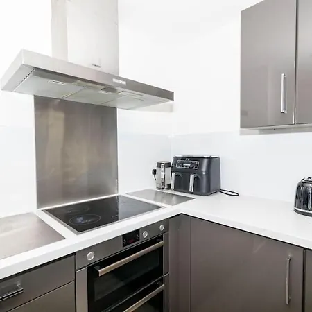 Modern, Spacious Entire 1 Bedroom Apartment. Apartment