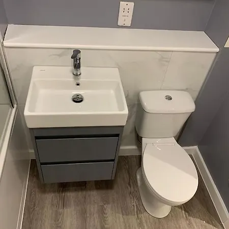 Apartment Modern, Spacious Entire 1 Bedroom Apartment. *