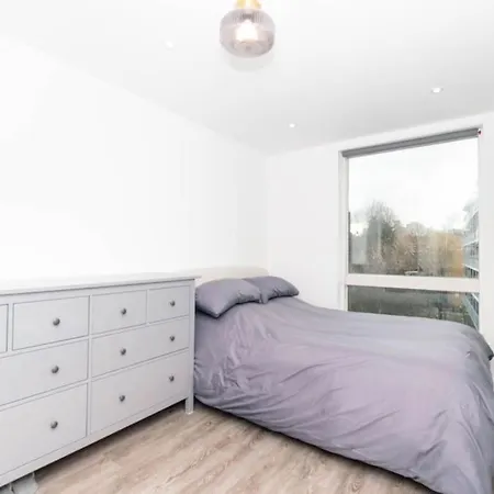 Modern, Spacious Entire 1 Bedroom Apartment. London