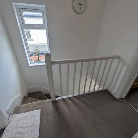 Cosy Relaxing 4 Bed With 2 Parking Space Apartment *