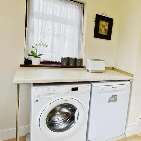 Barking House Sleeps 11 - Parking - Train Tube - Airport Holiday home