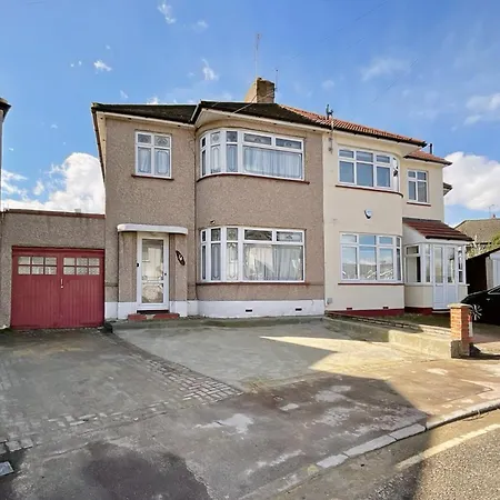 Barking House Sleeps 11 - Parking - Train Tube - Airport Holiday home *