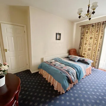 Barking House Sleeps 11 - Parking - Train Tube - Airport Holiday home