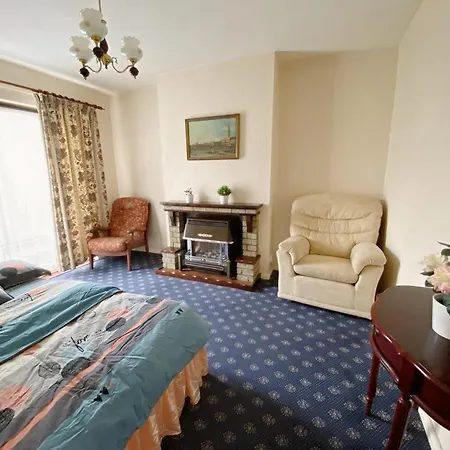 Holiday home Barking House Sleeps 11 - Parking - Train Tube - Airport London