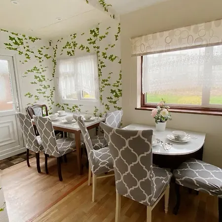 Holiday home Barking House Sleeps 11 - Parking - Train Tube - Airport