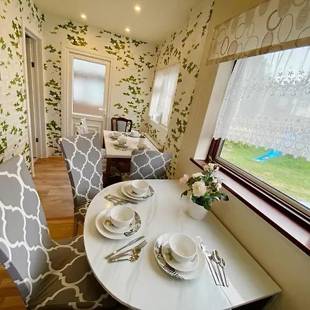 Barking House Sleeps 11 - Parking - Train Tube - Airport * London