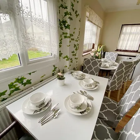 Barking House Sleeps 11 - Parking - Train Tube - Airport Holiday home