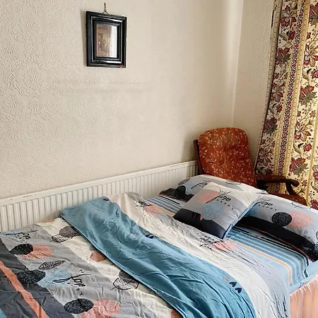 Barking House Sleeps 11 - Parking - Train Tube - Airport