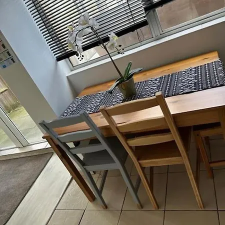 Ferienhaus Spacious With Free Parking London Borough of Croydon