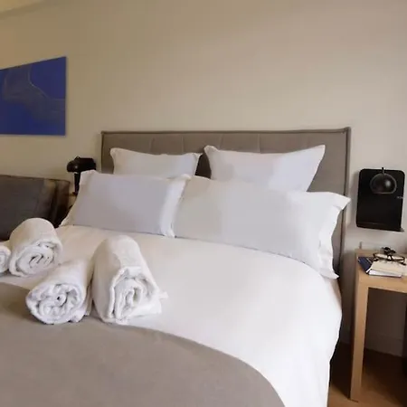 Ferienhaus Spacious With Free Parking